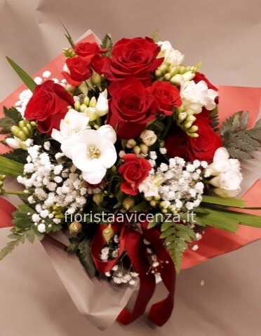 Bouquet di rose e altri fiori