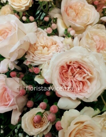 Bouquet di rose e fiori bianchi