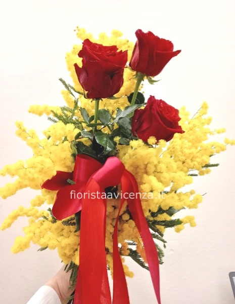 3 Rose rosse extra con mimosa