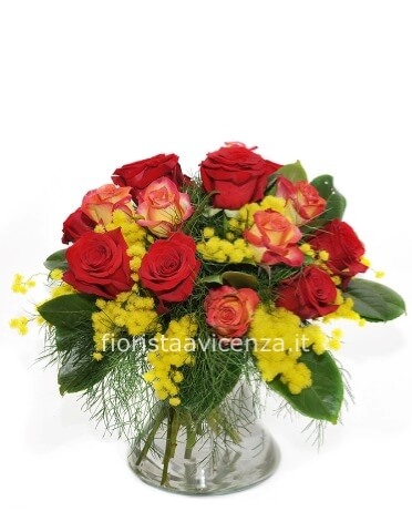 bouquet roselline miste e mimosa