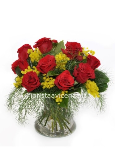 Bouquet di roselline rosse con mimosa