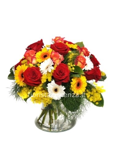 Bouquet di fiori assortiti con mimosa