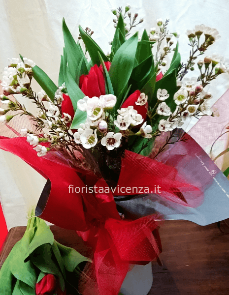 Bouquet di tulipani con bulbo