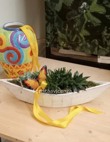 Giardino verde  piante grasse e farfalla di latta 