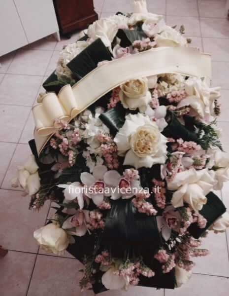 Cuscino funebre fiori di stagione colori tenui